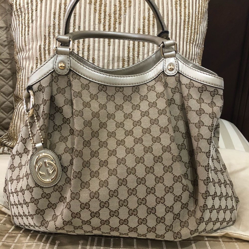 - Gucci Sukey bag Large with gold leather trim